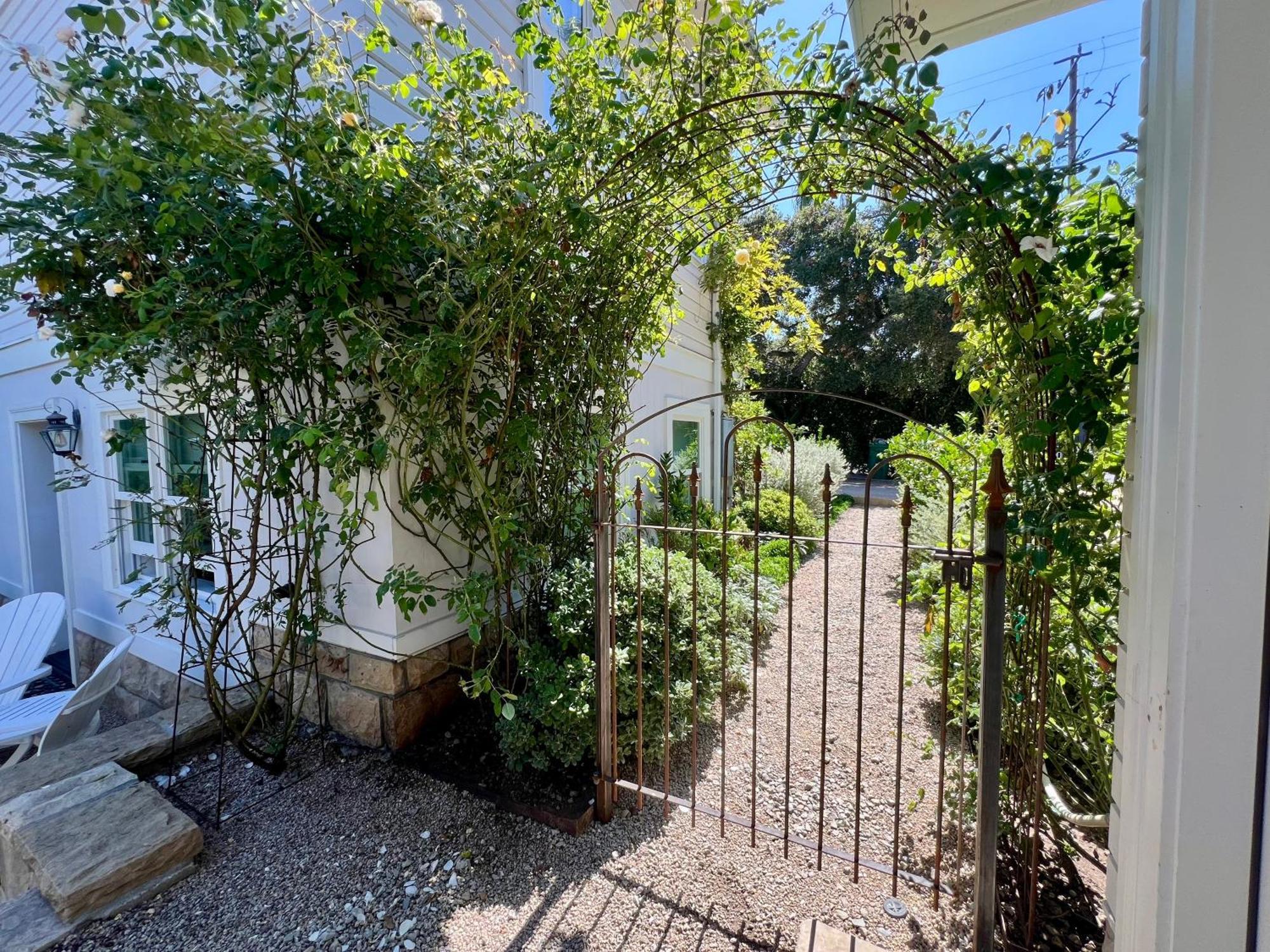 Pied-A-Terre Courtyard Luxury Guest Suite Santa Barbara Exterior photo